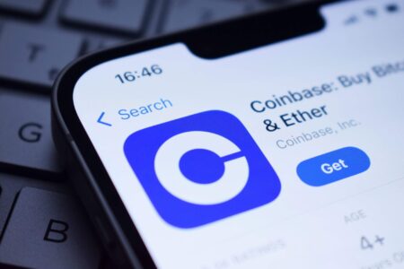 يواجه سهم Coinbase (COIN) ضغوطًا متزايدة حيث يوصي كريمر باستخدام Bitcoin بدلاً من الأسهم